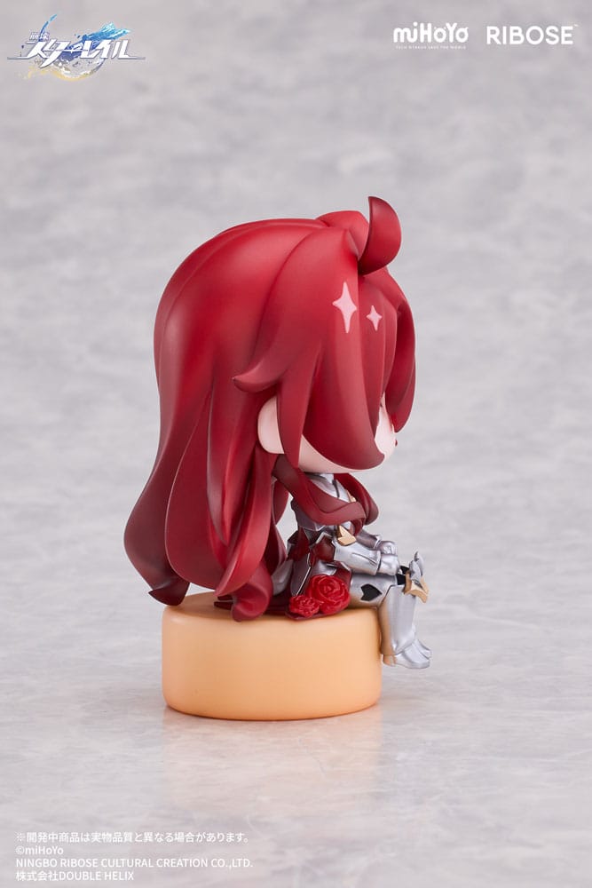 RIBOSE Honkai Star Rail Chibi Mini-Figur von Argenti mit langem rotem Haar und silberner Rüstung auf einem beigen Sockel.