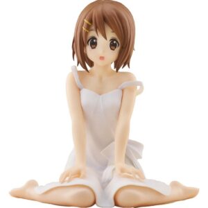SEGA K-ON! Figur von Yui Hirasawa im weißen Kleid in sitzender Pose.