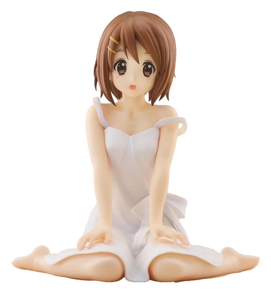 SEGA K-ON! Figur von Yui Hirasawa im weißen Kleid in sitzender Pose.