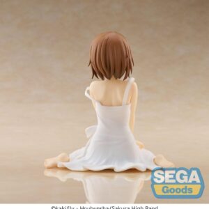 SEGA K-ON! Figur von Yui Hirasawa im weißen Kleid in sitzender Pose.