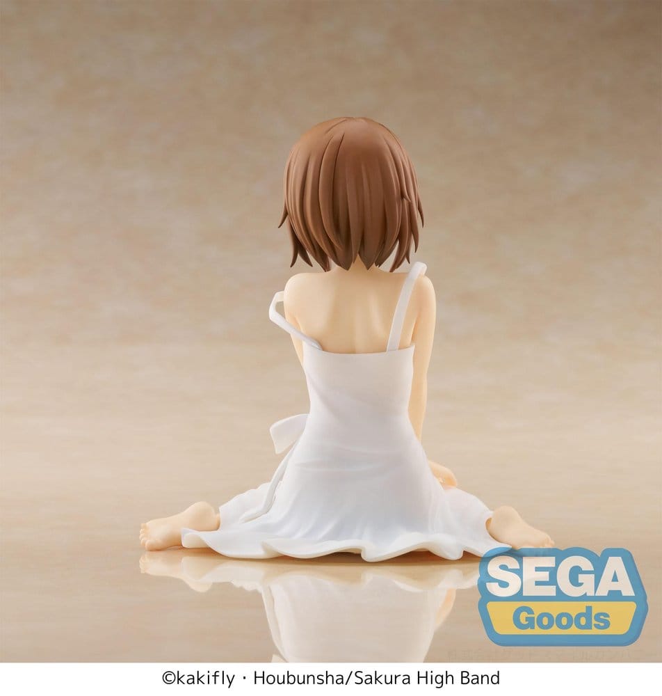 SEGA K-ON! Figur von Yui Hirasawa im weißen Kleid in sitzender Pose.