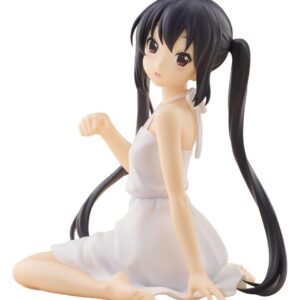 SEGA K-ON! Figur von Azusa Nakano im weißen Kleid mit Twintails in sitzender Pose.