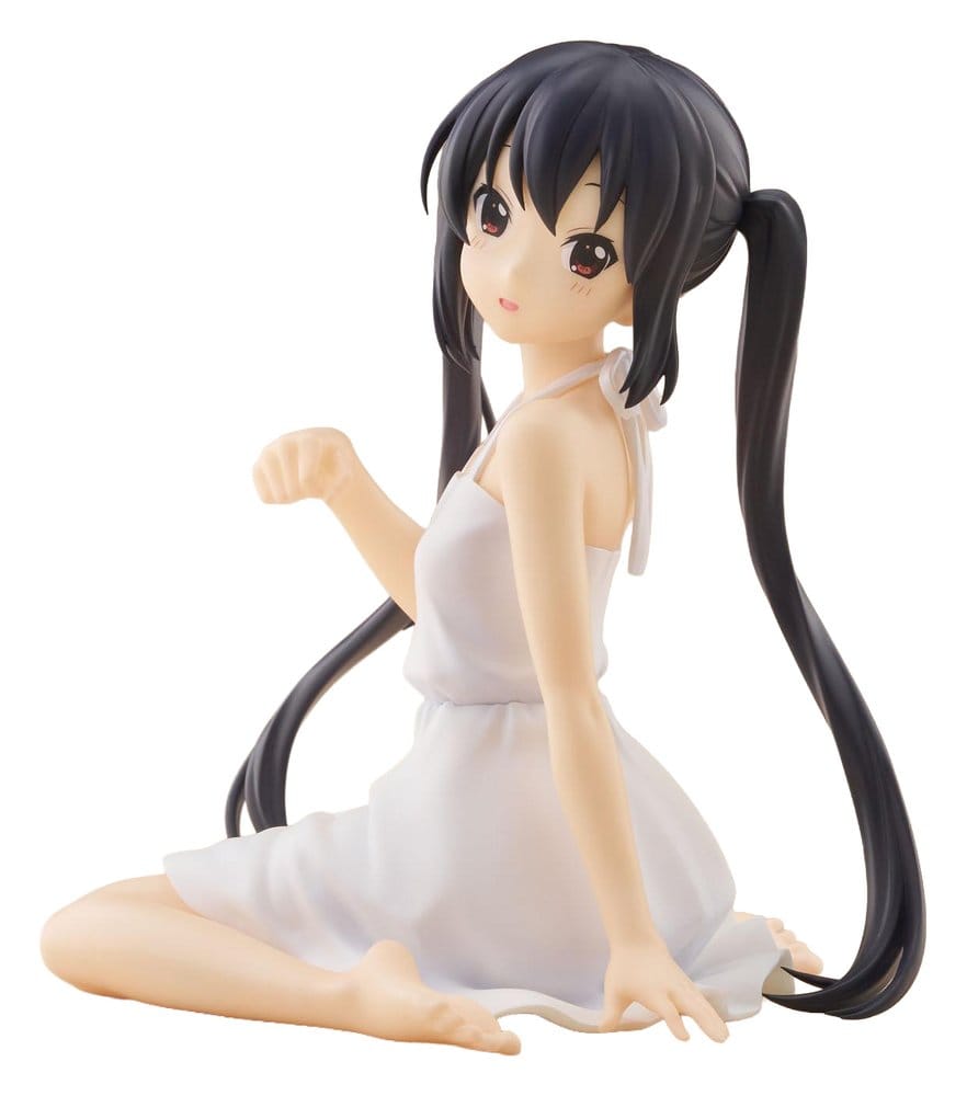 SEGA K-ON! Figur von Azusa Nakano im weißen Kleid mit Twintails in sitzender Pose.
