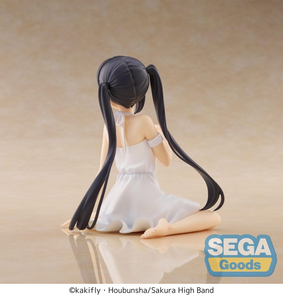 SEGA K-ON! Figur von Azusa Nakano im weißen Kleid mit Twintails in sitzender Pose.