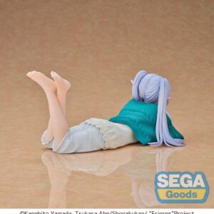SEGA Frieren Loungewear Figur von Frieren in liegender Pose auf einem Kissen mit grüner Decke.