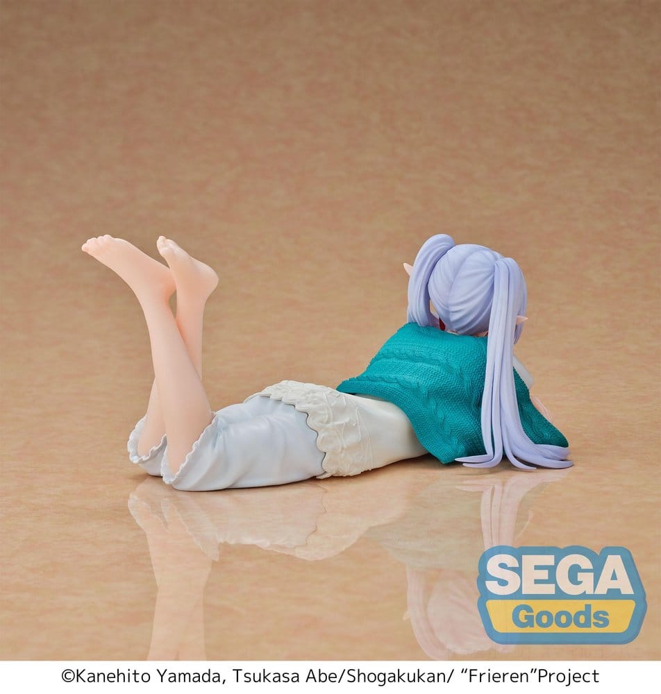 SEGA Frieren Loungewear Figur von Frieren in liegender Pose auf einem Kissen mit grüner Decke.