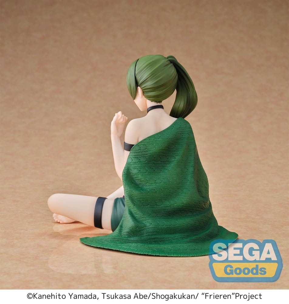 SEGA Frieren Loungewear Figur von Übel mit grünen Haaren in sitzender Pose im Freizeit-Outfit.