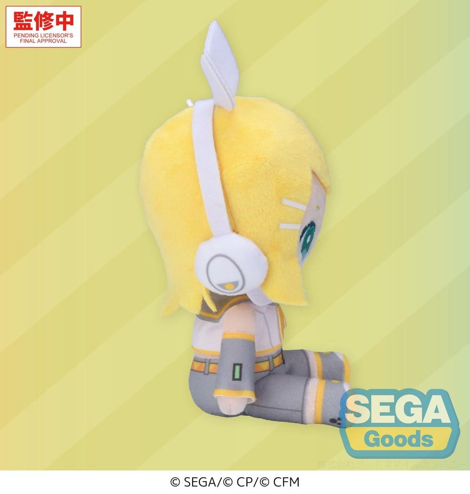 SEGA Vocaloid Mysekai Plüschfigur von Kagamine Rin mit gelben Haaren, weißer Schleife und grau-gelbem Outfit in sitzender Chibi-Pose.