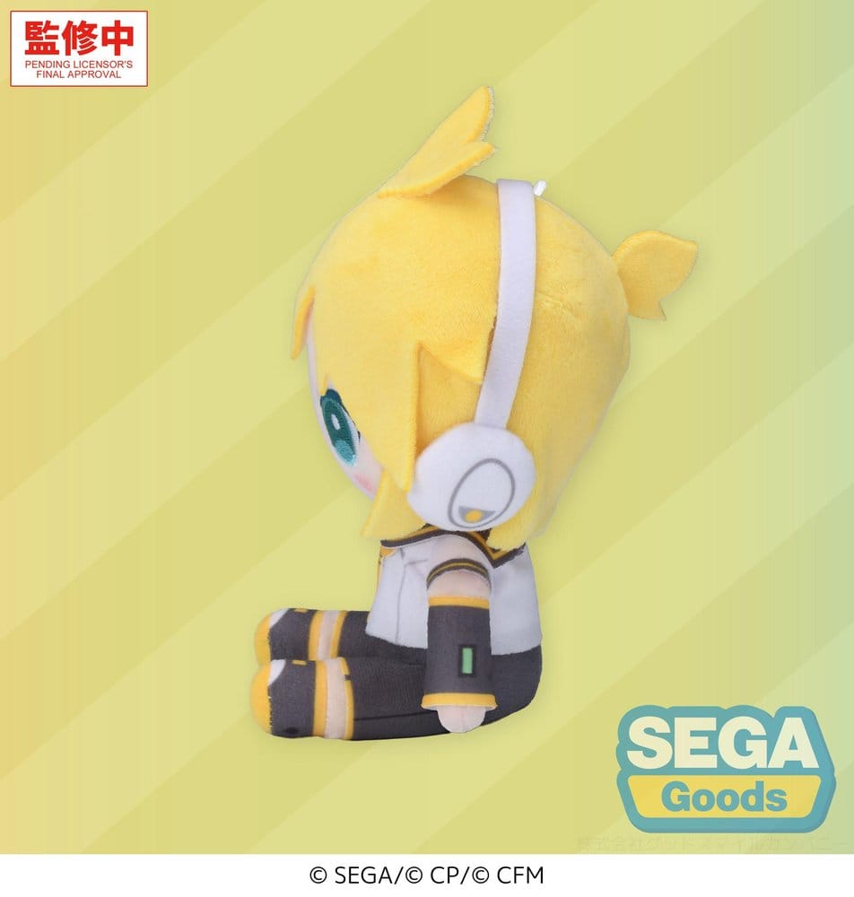 SEGA Vocaloid Mysekai Plüschfigur von Kagamine Len mit gelben Haaren und weiß-grau-gelbem Outfit in sitzender Chibi-Pose.
