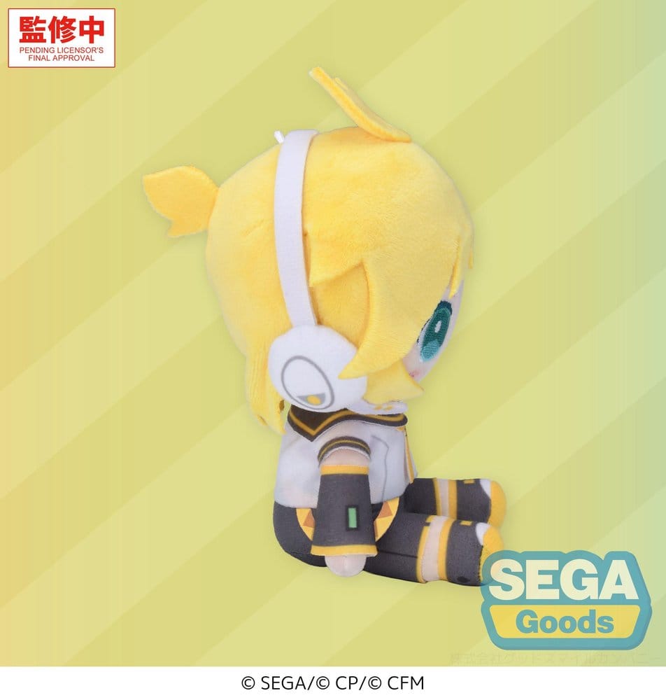 SEGA Vocaloid Mysekai Plüschfigur von Kagamine Len mit gelben Haaren und weiß-grau-gelbem Outfit in sitzender Chibi-Pose.