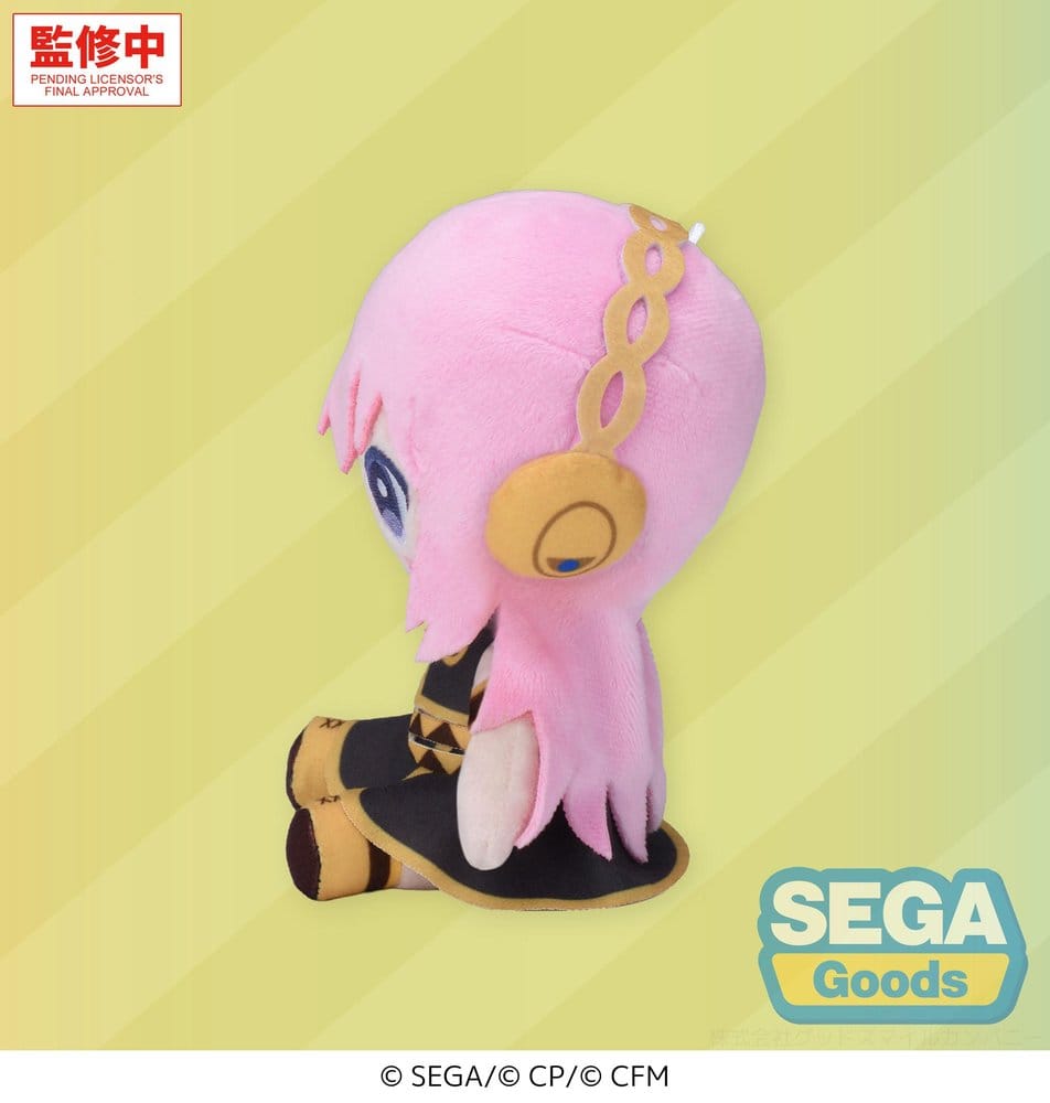 SEGA Vocaloid Mysekai Plüschfigur von Megurine Luka mit rosa Haaren und schwarz-goldenem Outfit in sitzender Chibi-Pose.