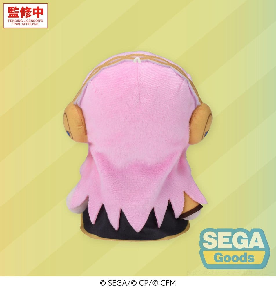 SEGA Vocaloid Mysekai Plüschfigur von Megurine Luka mit rosa Haaren und schwarz-goldenem Outfit in sitzender Chibi-Pose.