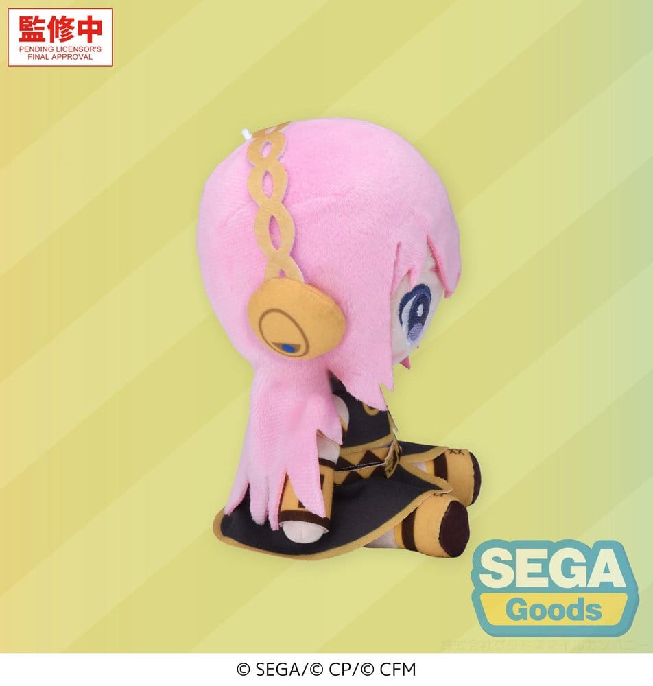 SEGA Vocaloid Mysekai Plüschfigur von Megurine Luka mit rosa Haaren und schwarz-goldenem Outfit in sitzender Chibi-Pose.