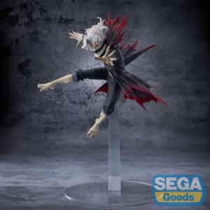 SEGA Dandadan FIGURIZM Alpha Figur von Okarun in transformierter Form mit weißem Haar, Maske und wehendem Mantel in dynamischer Sprungpose.