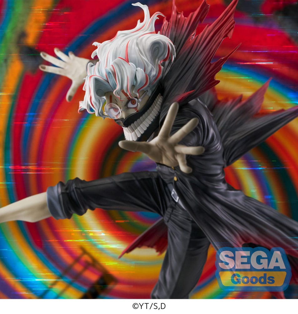 SEGA Dandadan FIGURIZM Alpha Figur von Okarun in transformierter Form mit weißem Haar, Maske und wehendem Mantel in dynamischer Sprungpose.