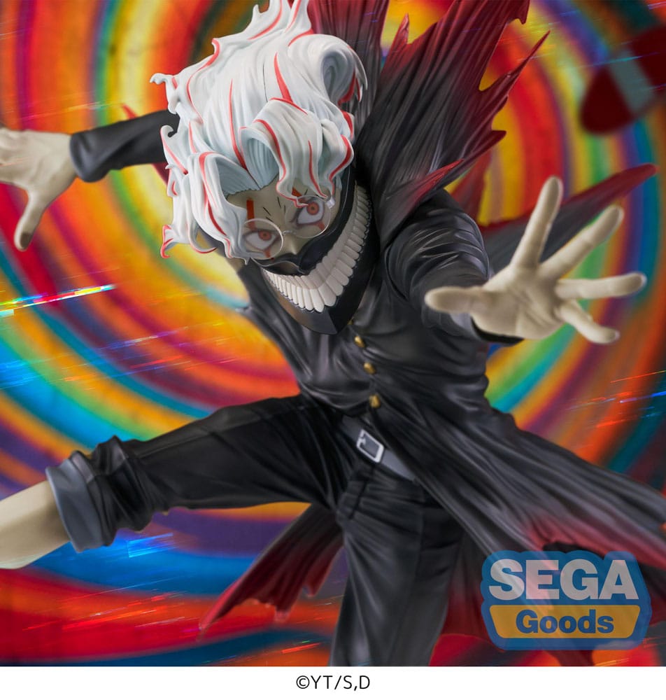 SEGA Dandadan FIGURIZM Alpha Figur von Okarun in transformierter Form mit weißem Haar, Maske und wehendem Mantel in dynamischer Sprungpose.