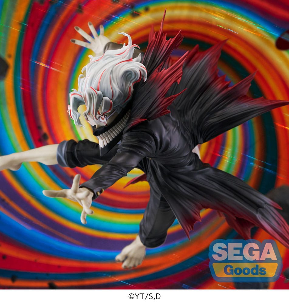 SEGA Dandadan FIGURIZM Alpha Figur von Okarun in transformierter Form mit weißem Haar, Maske und wehendem Mantel in dynamischer Sprungpose.