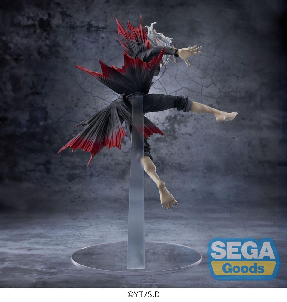 SEGA Dandadan FIGURIZM Alpha Figur von Okarun in transformierter Form mit weißem Haar, Maske und wehendem Mantel in dynamischer Sprungpose.