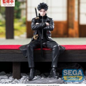 SEGA Kagurabachi Figur von Chihiro Rokuhira im schwarzen Mantel in sitzender Pose mit verschränkten Armen und Katana.