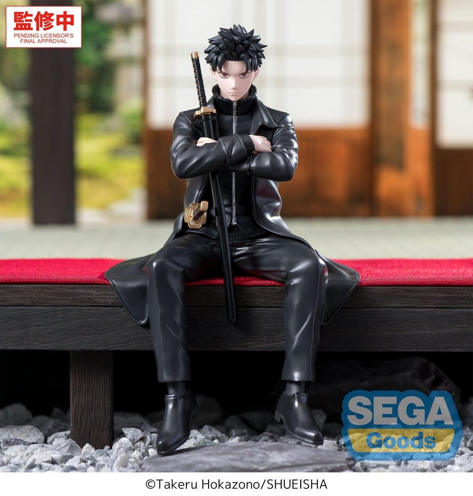 SEGA Kagurabachi Figur von Chihiro Rokuhira im schwarzen Mantel in sitzender Pose mit verschränkten Armen und Katana.