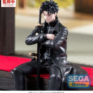 SEGA Kagurabachi Figur von Chihiro Rokuhira im schwarzen Mantel in sitzender Pose mit verschränkten Armen und Katana.
