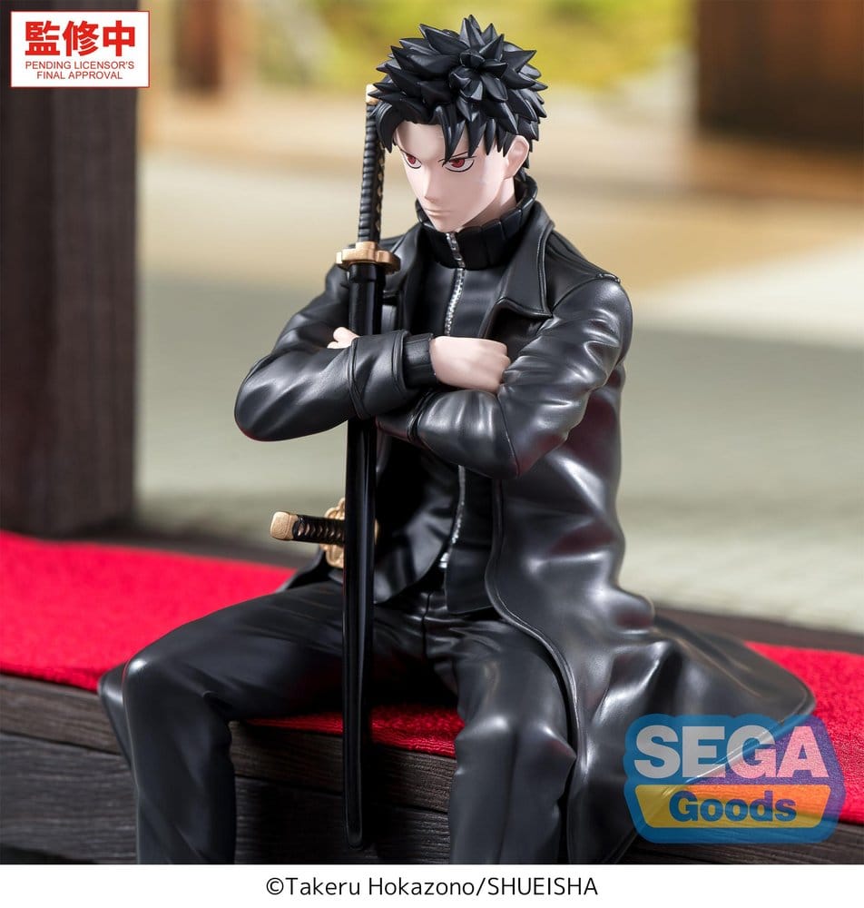 SEGA Kagurabachi Figur von Chihiro Rokuhira im schwarzen Mantel in sitzender Pose mit verschränkten Armen und Katana.