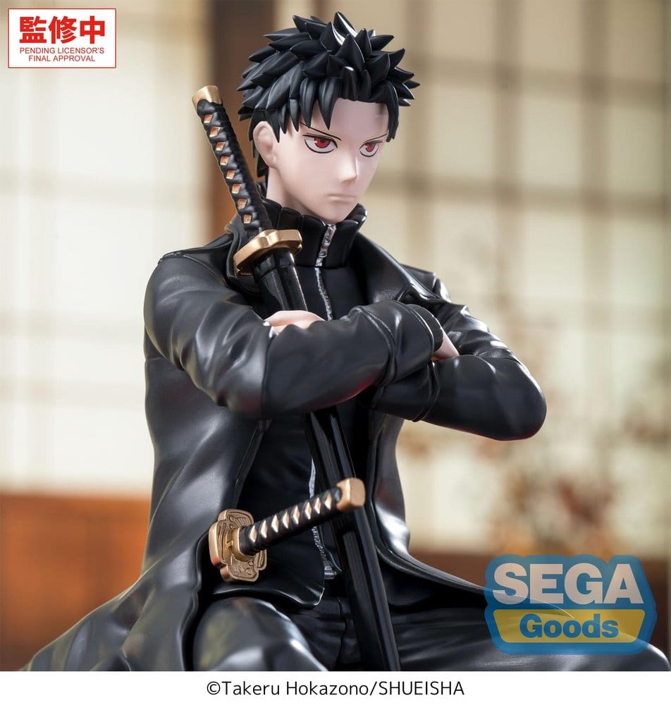 SEGA Kagurabachi Figur von Chihiro Rokuhira im schwarzen Mantel in sitzender Pose mit verschränkten Armen und Katana.