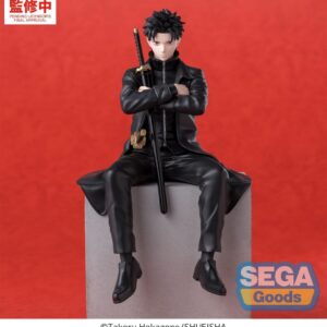 SEGA Kagurabachi Figur von Chihiro Rokuhira im schwarzen Mantel in sitzender Pose mit verschränkten Armen und Katana.