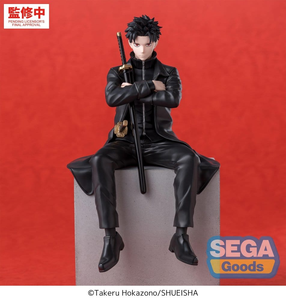 SEGA Kagurabachi Figur von Chihiro Rokuhira im schwarzen Mantel in sitzender Pose mit verschränkten Armen und Katana.