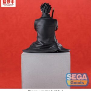 SEGA Kagurabachi Figur von Chihiro Rokuhira im schwarzen Mantel in sitzender Pose mit verschränkten Armen und Katana.