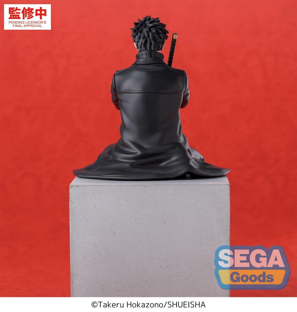 SEGA Kagurabachi Figur von Chihiro Rokuhira im schwarzen Mantel in sitzender Pose mit verschränkten Armen und Katana.