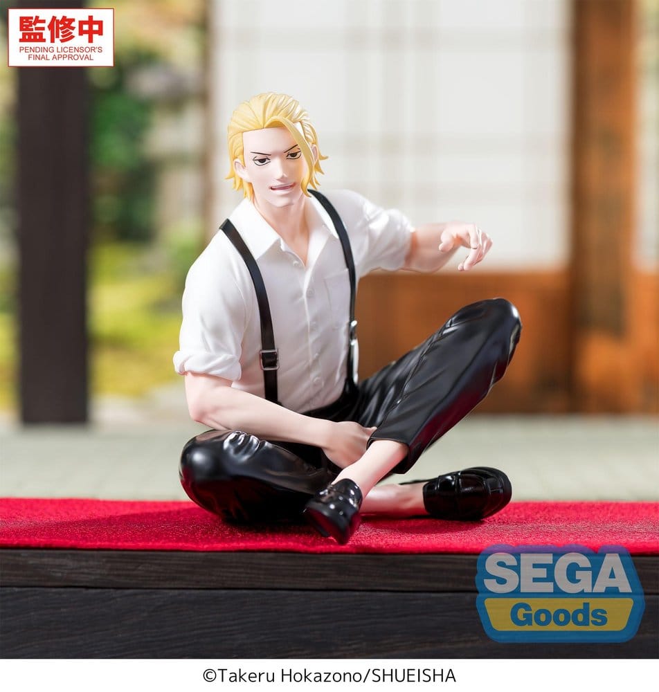 SEGA Kagurabachi Figur von Shiba mit blonden Haaren im weißen Hemd und Hosenträgern in sitzender Pose.